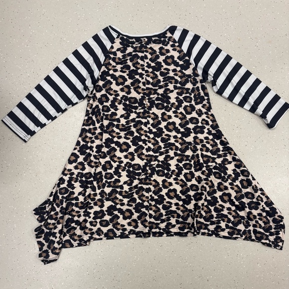 Nuggles Leopard Print Top with Contrasting Striped Sleeves and Pocket - Picture 5 of 6